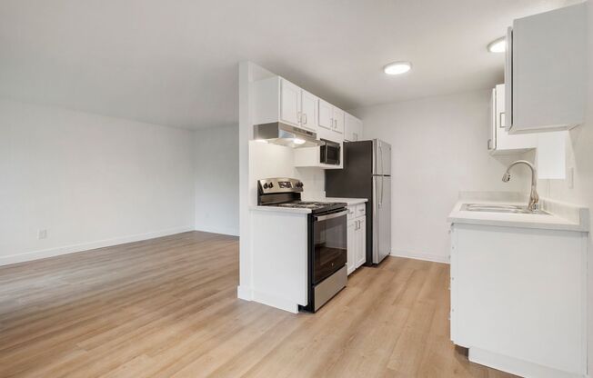 1 bed, 1 bath, 800 sqft, $1,465, Unit 121 E