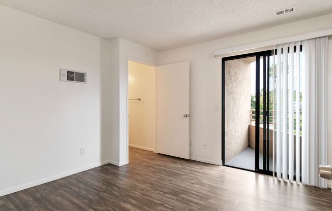 1 MONTH FREE ~ Spacious 2BR in Ocean Beach w/ Parking