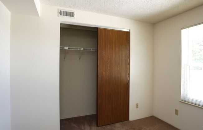 2 beds, 1 bath, 820 sqft, $1,100, Unit 5365-12