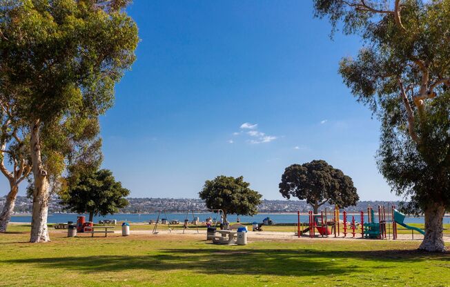 Charming 2 Br w/ Parking and Patio in Pacific Beach!