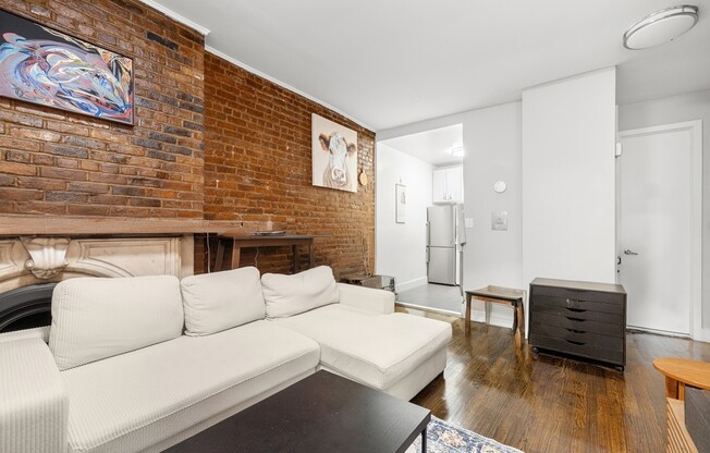 326 W 23 ST