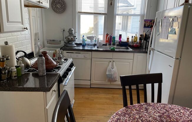 2 beds, 1 bath, 950 sqft, $1,700, Unit 4413-1B