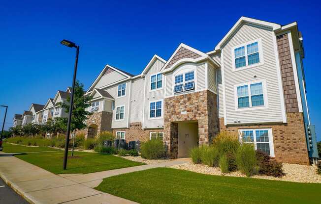 Exquisitely Maintained Grounds at Limestone Creek Apartment Homes, Madison, AL