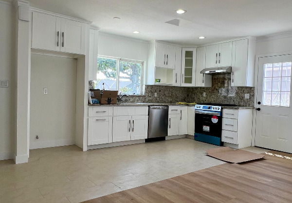 625 W WOODCREST AVE