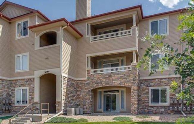July 1st Move in! Top Floor 2 Bed / 2 Bath Condo with Mountain Views and 1 car detached garage in SW Littleton!