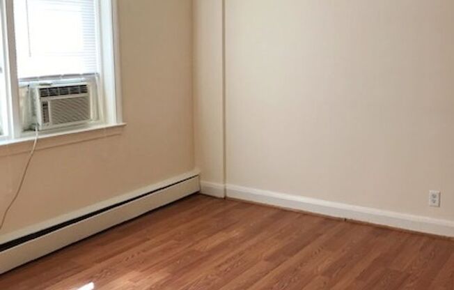 1 bed, 1 bath, 700 sqft, $1,400, Unit D4