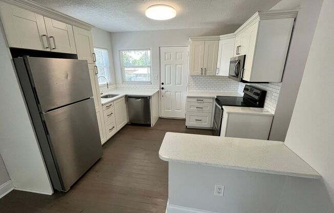 Above Detached Garage 1/1 in Colonialtown North