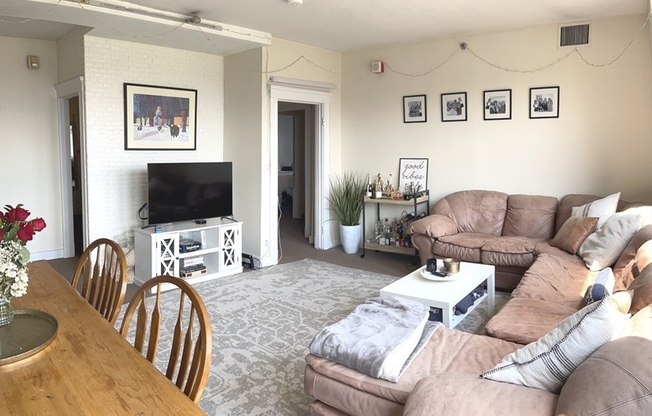 4 beds, 2 baths, 1,730 sqft, $7,400, Unit 701/702