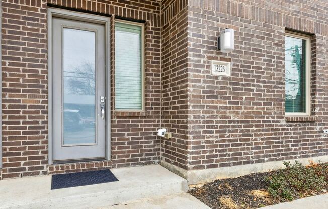 Stunning 3-story townhouse located in the desirable area of Vintage Place