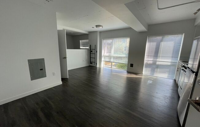 Studio, 1 bath, 325 sqft, $1,405, Unit 203