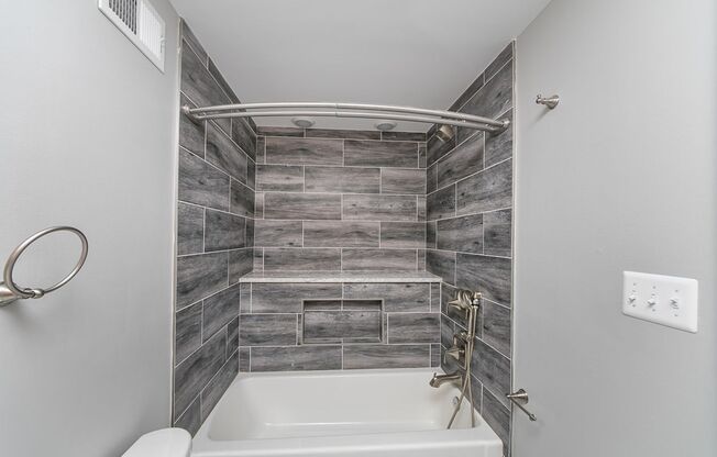 2 beds, 2 baths, 1,100 sqft, $2,250, Unit 3R