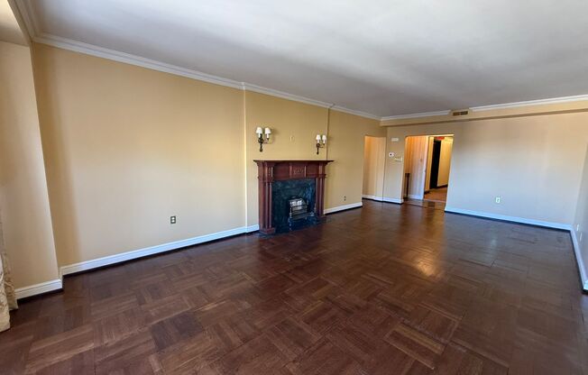3 beds, 2 baths, 1,952 sqft, $3,200, Unit Royal York 916