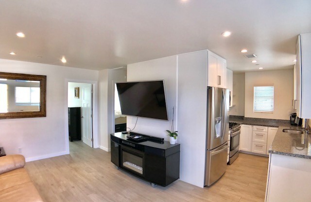 2 beds, 1 bath, $3,275