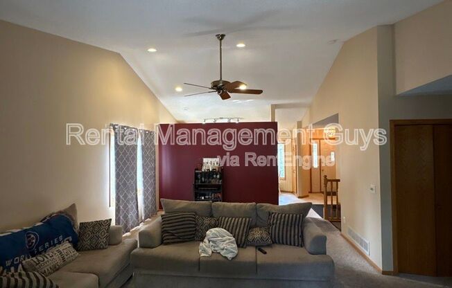 726 E NICOLLET BLVD