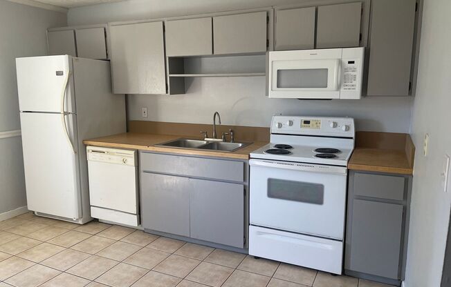 2/1 Townhome close to shopping