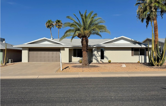 2Bed/2Bath House in 55+ Community in Sun City West! Ready for Immediate Move-In!