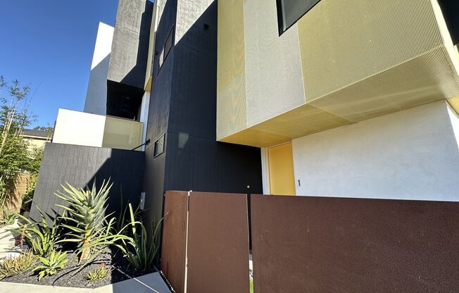 2664 L St - El Doumas