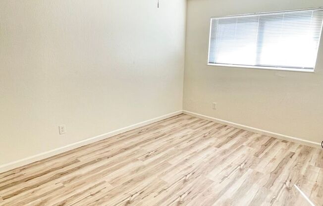 2 beds, 1 bath, $2,000, Unit 14