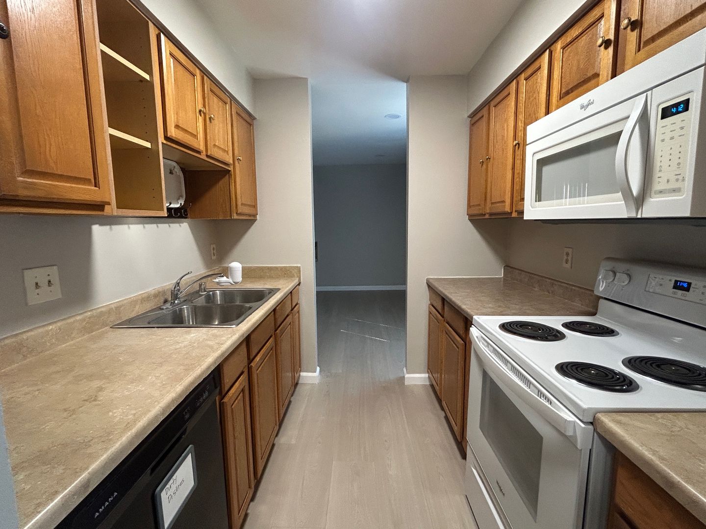 Nice 3br/1.5ba Town Home. Great school. Walking distance to BART.