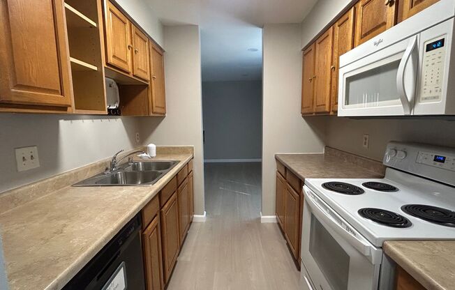 Nice 3br/1.5ba Town Home. Great school. Walking distance to BART.