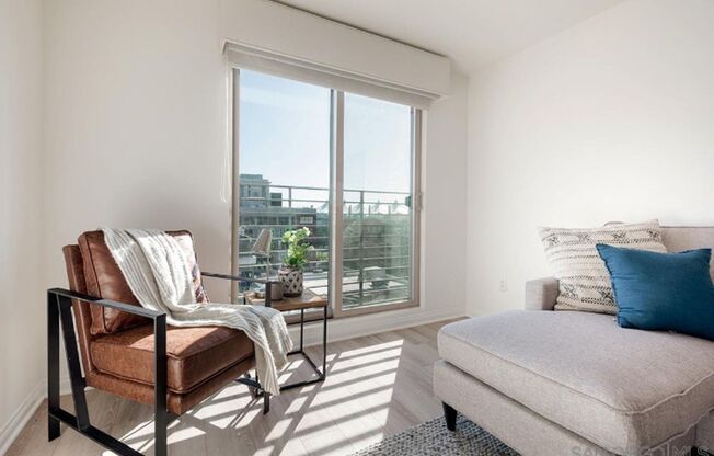 UNBEATABLE LOCATION 1 BEDROOM, TOP FLOOR  + PARKING IN THE HEART OF GASLAMP QUARTER– PETS WELCOME!!!