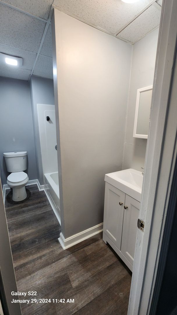 2 Bedrooms 1 bathroom Unit available in Lowell, MA!