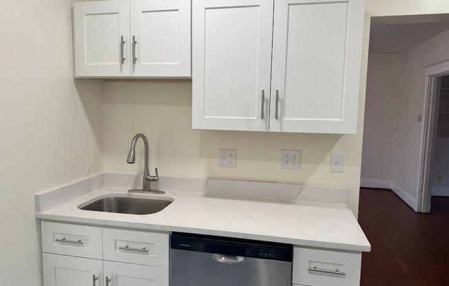 3 beds, 1 bath, $2,395, Unit 5714A Beacon Street