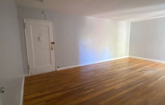 2 beds, 1 bath, $2,300, Unit 4A