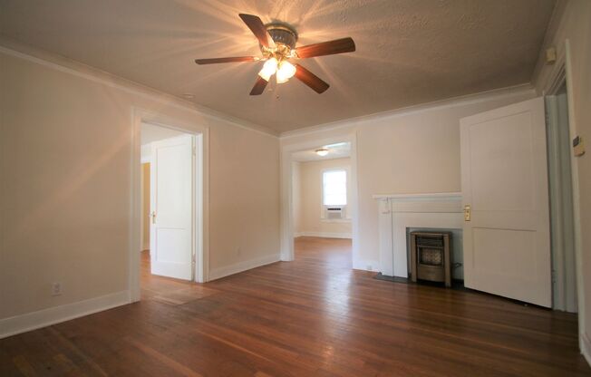 Charming 2/1 Downstairs Apartment Unit w/ AMAZING Character! Real Hardwood Floors Throughout//Minutes to Downtown Fort Worth/West 7th St!