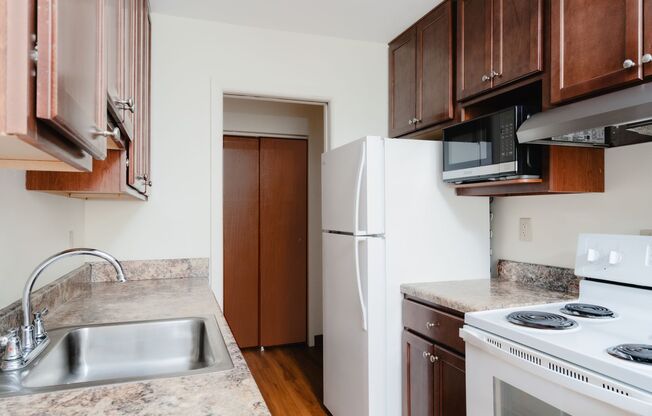 2 beds, 1 bath, 900 sqft, $1,400, Unit 409