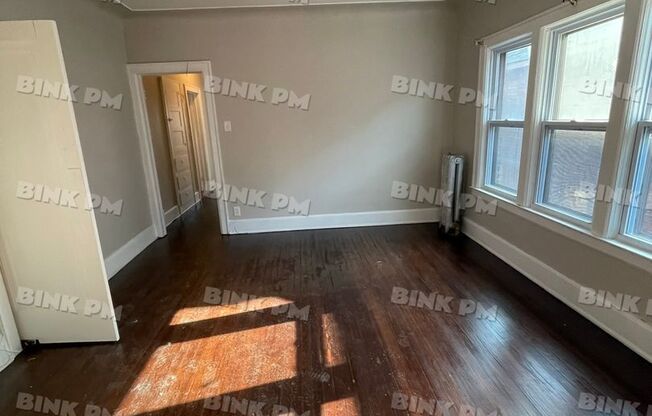 3 beds, 1 bath, $900