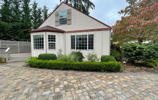 Wonderful Dunthorpe Carriage House with access to Riverdale Schools. Some utilities included.