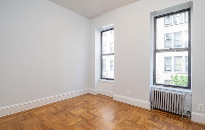 354 W 18 ST