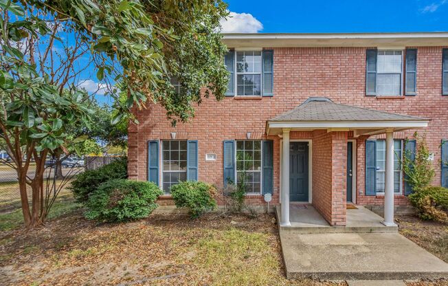 Available August 2026!  3 Bedroom 3 Bathroom Duplex with Yard Close to Campus/Bus Route!