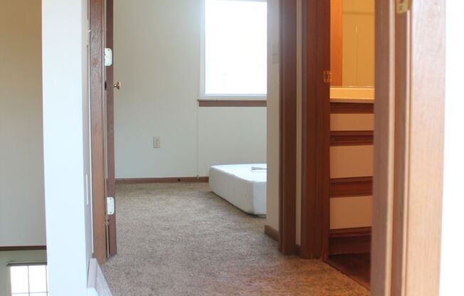 2 beds, 1 bath, $1,000, Unit 4