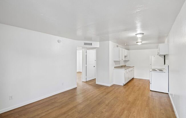 3 beds, 1 bath, 950 sqft, $975, Unit 201