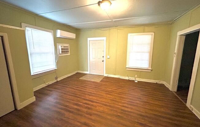 ONE BEDROOM/ONE BATH- GREAT LOCATION!!