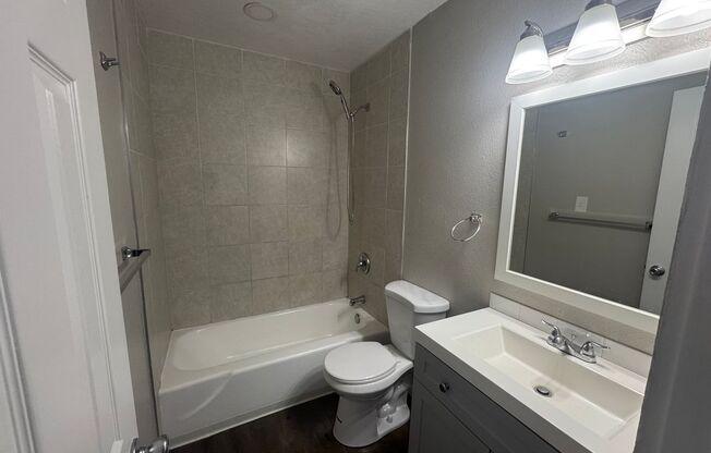 2 beds, 1 bath, $1,075, Unit 204
