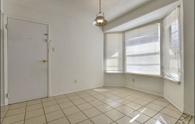 2 beds, 1 bath, $1,350, Unit # #A