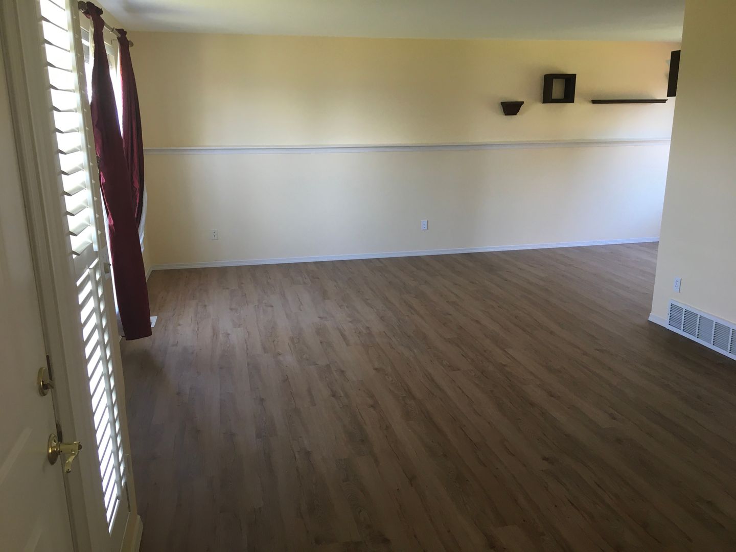 2 Story Pet Friendly Contemporary 3 Bed Home w/ Views, Yard Service Included, Double Garage.