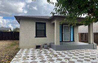 ADORABLE REMODELED 2 BEDROOM DUPLEX!