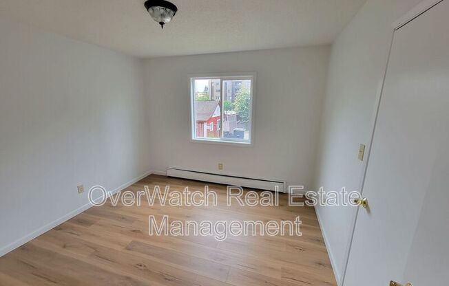 326 E 10 AVE