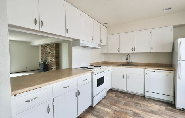 3 beds, 2 baths, 2,000 sqft, $1,995, Unit 32