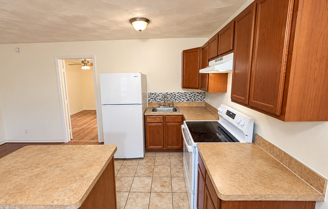 1 bed, 1 bath, 530 sqft, $950, Unit Skyway Unit 8 > SAK
