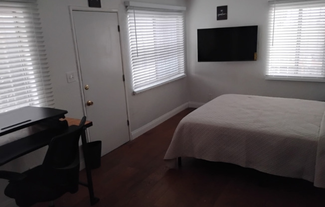 636 E 121 PL