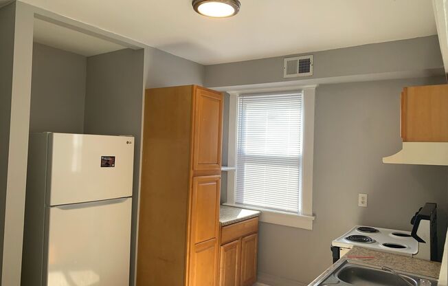 2 beds, 1 bath, $1,495, Unit 2915B Bruxelles St.