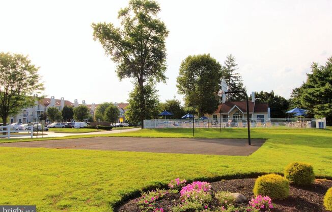 Crestwood 2 bed + Loft Large Condo Available Sep 1