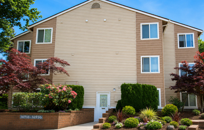 3 beds, 2 baths, $1,695, Unit 67