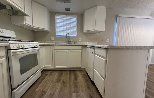 Spacious 2 Bed Townhome with Balcony, Washer/Dryer Included