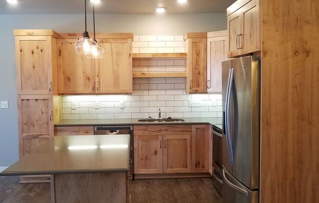 3 beds, 2.5 baths, $2,350, Unit 304
